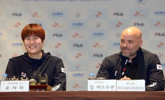 킴 라스무센 대표팀 감독(오른쪽)과 오사라(대한핸드볼협회 제공)© 뉴스1