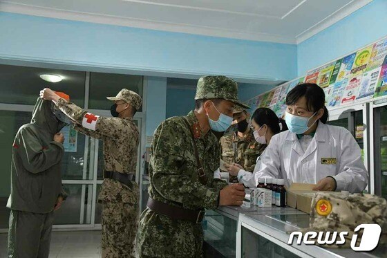 북한, 인민군 투입해 '24시간 의약품 공급' 시작…"방역 위기 격퇴"