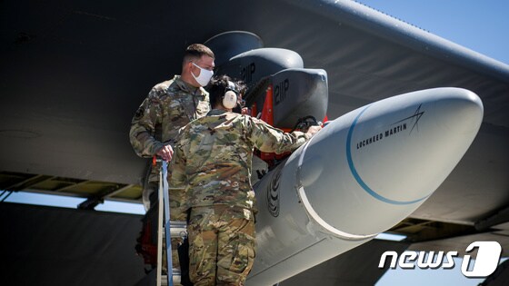 지난 2020년 8월6일(현지시간) 에드워드 미 공군 기지에서 미군 병사 2명이 B-52H 전략폭격기에 AGM-183A 극초음속 미사일을 탑재하고 있다. 2020.08.06/뉴스1 © 로이터=뉴스1 © News1 김민수 기자