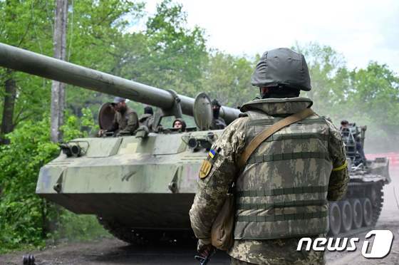 17일 (현지시간) 우크라이나가 탈환한 하르키우에서 병사들이 자주 곡사포를 타고 이동을 하고 있다. © AFP=뉴스1 © News1 우동명 기자