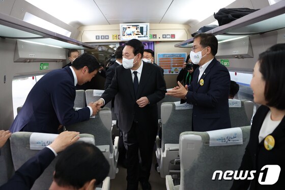 윤 대통령, 광주행 열차 올라 의원들과 인사