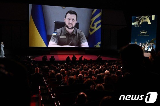볼로디미르 젤렌스키 우크라이나 대통령이 칸 영화제 개막식에서 깜짝 영상 연설을 했다. © AFP=뉴스1 © News1 