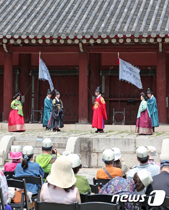 18일 서울 종로구 종묘 영녕전에서 시민들이 묘현례 재현 행사에 앞서 창작극을 관람하고 있다. 2022.5.18/뉴스1 © News1 장수영 기자