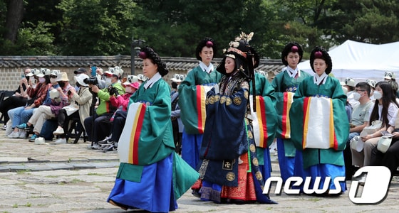 18일 서울 종로구 종묘 영녕전에서 시민들이 묘현례 재현 행사를 관람하고 있다. 2022.5.18/뉴스1 © News1 장수영 기자