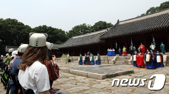 18일 서울 종로구 종묘 영녕전에서 시민들이 묘현례 재현 행사를 관람하고 있다. 2022.5.18/뉴스1 © News1 장수영 기자