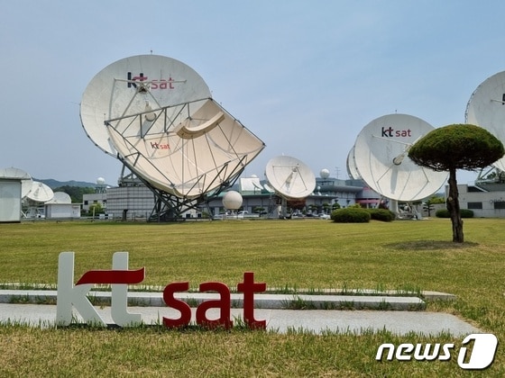 18일 찾은 KT SAT의 금산위성센터에는 50여개의 거대 안테나들이 설치돼 있었다. © 뉴스1 윤지원 기자