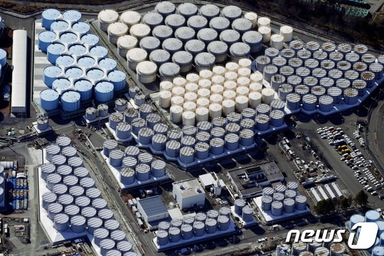 일본 후쿠시마 제1원자력 발전소의 처리수 저장 탱크 전경. 2021.02.13/뉴스1 © 로이터=뉴스1