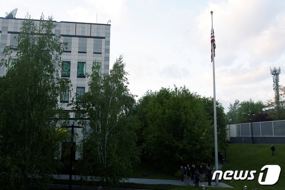 우크라이나 키이우 주재 미국 대사관이 폐쇄 3개월 만인 5월 18일 운영을 재개했다. © 로이터=뉴스1 © News1 정윤영 기자
