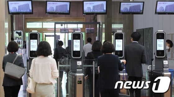사진은 서울 종로구 세종대로 정부서울청사로 공무원들이 출근하는 모습. © News1 DB