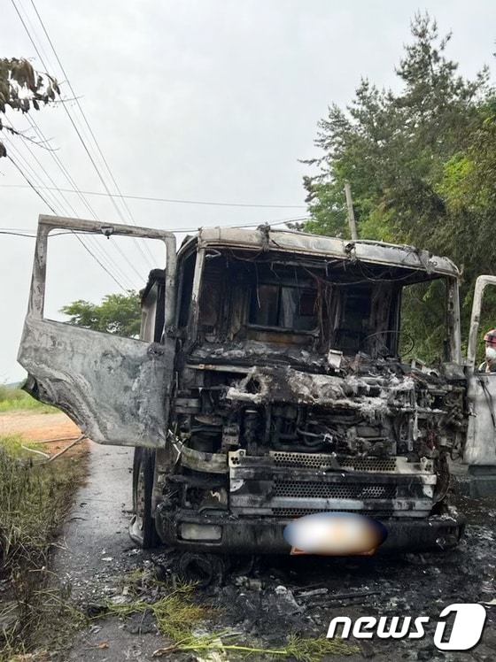 19일 오전 7시11분쯤 전남 해남군 한 도로를 달리던 25톤 화물트럭에서 화재가 발생했다. 사진은 불에 탄 차량의 모습.(해남소방 제공) 2022.5.19/뉴스1 © News1 이승현 수습기자