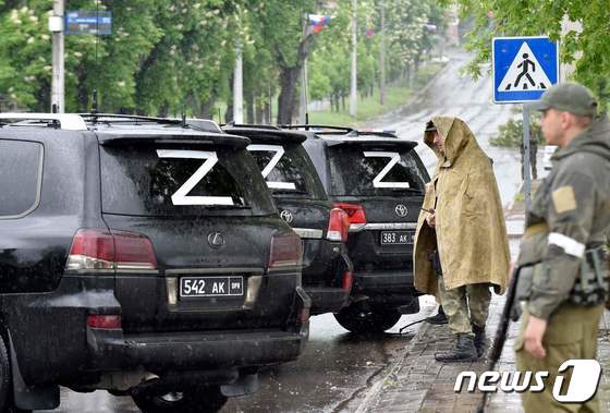 18일 (현지시간) 러시아가 점령한 마리우폴의 도로에 ‘Z’가 쓰여진 데니스 푸실린 친러시아 도네츠크인민공화국 수장의 차량이 주차해 있다. © AFP=뉴스1 © News1 우동명 기자