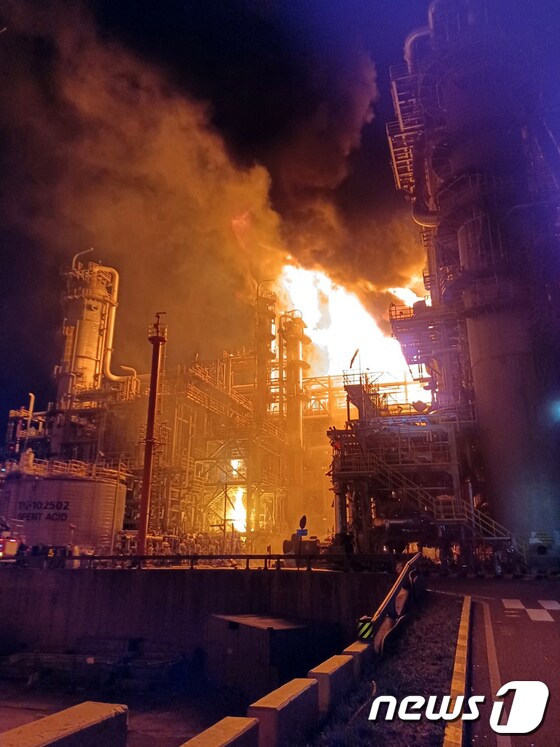 19일 오후 8시 51분께 울산시 남구 온산공단 S-OIL(에쓰오일) 공장에서 폭발·화재 사고가 발생해 불길이 치솟고 있다. (울산소방본부 제공) 2022.5.19/뉴스1 © News1 