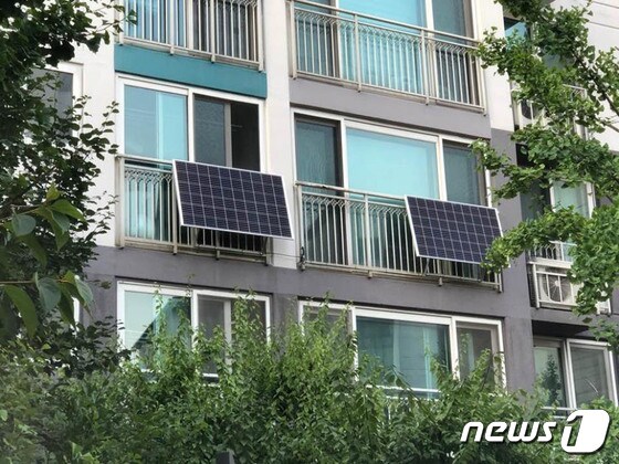 미니태양광 발전설비를 난간에 설치한 성남시의 한 아파트.(성남시 제공) © News1  
