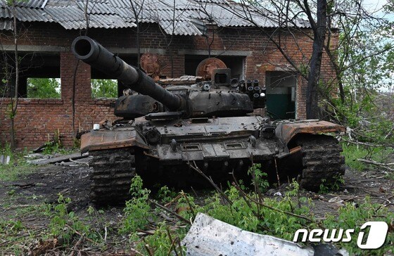 19일(현지시간) 우크라이나가 탈환한 하르키우 인근에서 파괴된 러시아 군 탱크가 보인다. © AFP=뉴스1 © News1 우동명 기자