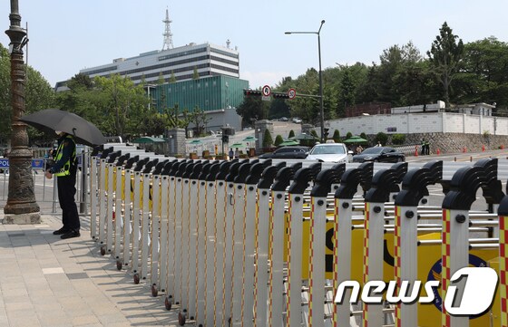 서울 용산구 대통령 집무실 인근에 설치된 바리케이드의 모습.(자료사진) 2022.5.20/뉴스1 © News1 신웅수 기자