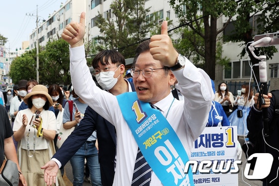 이재명 더불어민주당 총괄선거대책위원장이 20일 인천 계양구 계산3동 일대에서 시민들과 인사를 나누며 지지를 호소하고 있다. 2022.5.20/뉴스1 © News1 조태형 기자