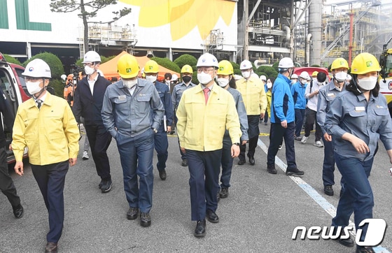 울산 에쓰-오일 가스누출 폭발 사고 현장 찾은 박일준 차관