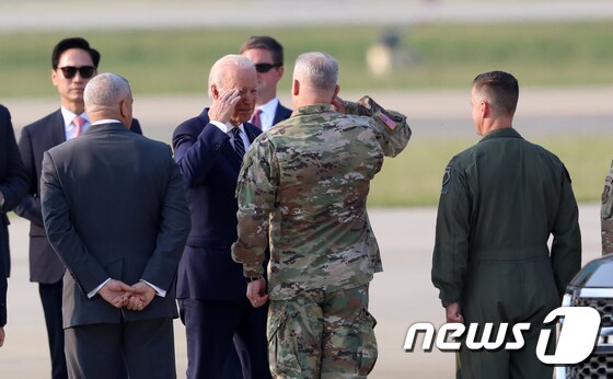 조 바이든 미국 대통령이 20일 경기 주한 미 공군 오산기지에 도착해 전용 공군기인 에어포스원에서 내려 인사를 나누고 있다. 2022.5.20/뉴스1 © News1 사진공동취재단