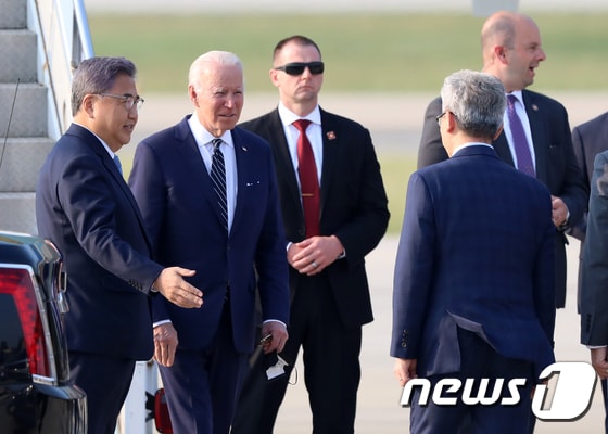 조 바이든 미국 대통령이 20일 경기 평택 주한 미 공군 오산기지에 도착해 전용 공군기인 에어포스원에서 내려 박진 외교부 장관의 안내를 받고 있다. 2022.5.20/뉴스1 © News1 사진공동취재단