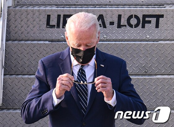 조 바이든 미국 대통령이 20일 오후 경기 평택 주한미군 오산공군기지에 도착해 선글라스를 벗고 있다. 2022.5.20/뉴스1 © News1 사진공동취재단