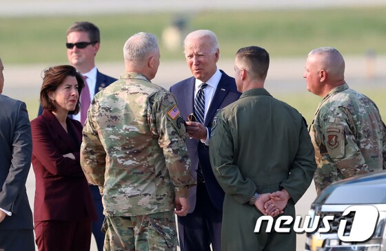 조 바이든 미국 대통령이 20일 경기 주한 미 공군 오산기지에 도착해 전용 공군기인 에어포스원에서 내려 인사를 나누고 있다. 왼쪽은 지나 러몬도 미 상무장관. 2022.5.20/뉴스1 © News1 사진공동취재단