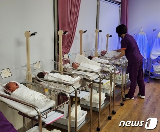 전남 공공산후조리원서 진행하고 있는 신생아 캠 서비스 모습.(전남도 제공) 2022.5.21© 뉴스1