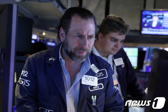 NYSE의 한 트레이더가 곧 눈물을 터트릴 듯한 표정으로 모니터를 지켜보고 있다. © 로이터=뉴스1