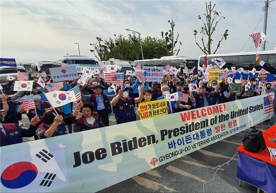 경기도 향군 회원들이 평택 캠프 험프리스 인근에서 조 바이든 미국 대통령 환영 행사를 하고 있다.(향군 제공)© 뉴스1