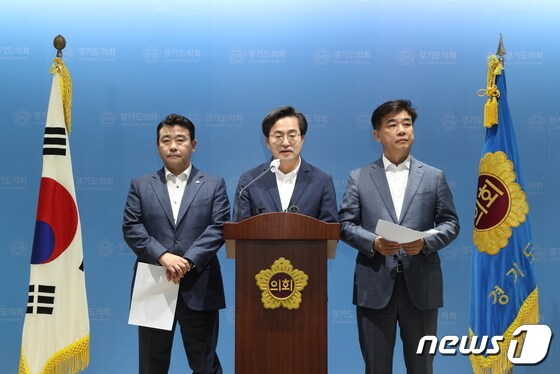 민주당 김동연 후보는 22일 경기도의회 브리핑룸에서 기자회견을 열고 
