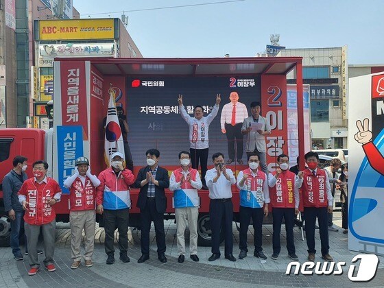 6·1지방선거 공식 선거운동 첫 일요일인 22일 국민의힘 대전지역 후보들이 으능정이거리에 총출동해 압승 분위기의 불을 지폈다.© 뉴스1