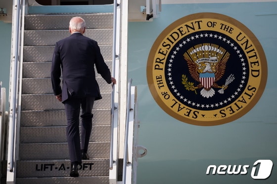 바이든 대통령이 22일(현지시간) 한국 오산 공군기지서 일본으로 향하기 위해 에어포스원에 탑승하고 있다. © 로이터=뉴스1 © News1 정윤영 기자