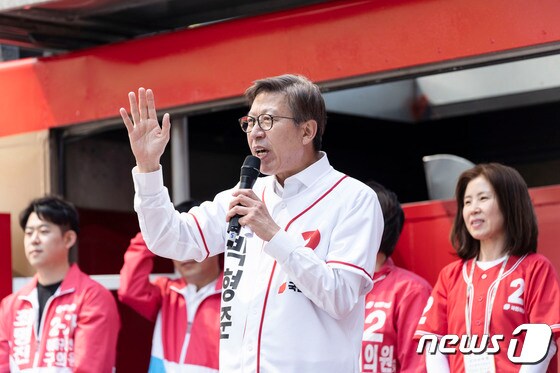 박형준 국민의힘 부산시장 후보가 22일 오후 해운대구 구남로에서 지지 유세를 하고 있다.(박형준 후보 선거사무소 제공)© 뉴스1