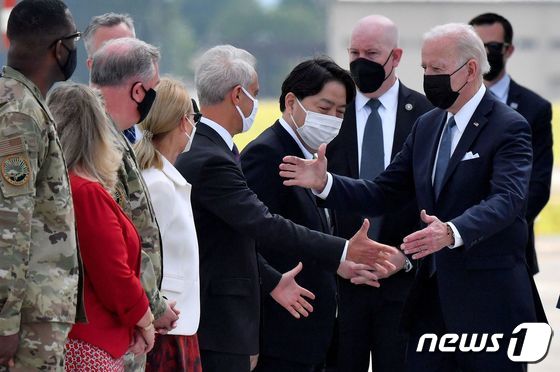 조 바이든(오른쪽) 미국 대통령이 22일 오후 일본 도쿄 요코타 공군기지에 도착해 하야시 요시마사(가운데) 일본 외무상과 람 에마뉘엘(왼쪽 앞서 5번째) 주일 미국 대사 등을 만나고 있다. © AFP=뉴스1 © News1 정윤미 기자