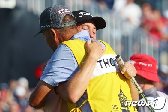 저스틴 토마스(미국)가 23일(한국시간) 열린 PGA 챔피언십에서 연장 승부 끝에 우승을 확정 지은 후 캐디와 포옹하고 있다. © AFP=뉴스1