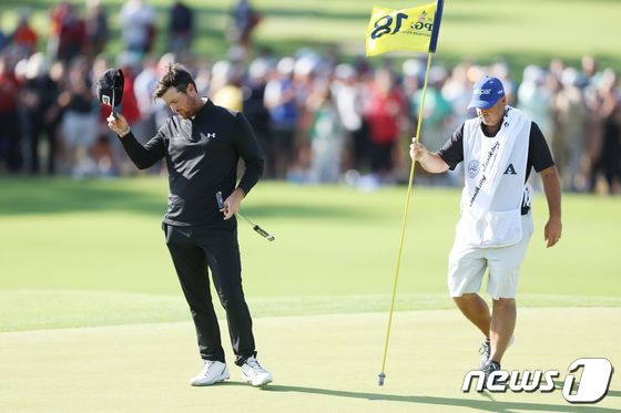 미토 페레이라(칠레)가 23일(한국시간) 열린 PGA 챔피언십 마지막 라운드에서 경기하고 있다. © AFP=뉴스1