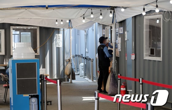 23일 오전 중구 서울역 임시선별검사소에서 한 시민이 PCR 검사를 받고 있다.  2022.5.23/뉴스1 © News1 박세연 기자