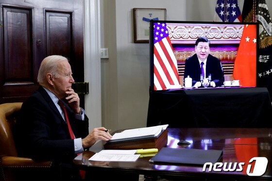 조 바이든 미국 대통령(왼쪽)과 시진핑 중국 국가주석의 화상회담 <자료사진> © 로이터=뉴스1