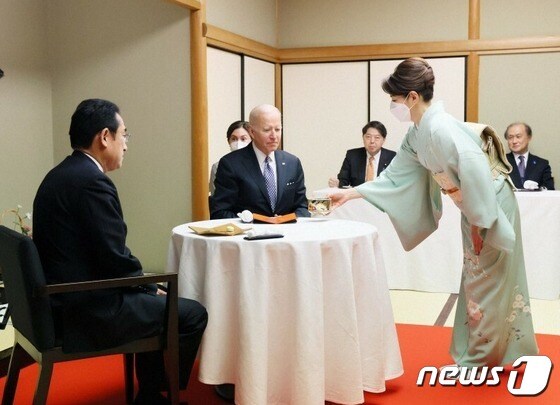 일본을 순방 중인 조 바이든 미국 대통령이 23일(현지시간) 오후 7시께 기시다 후미오 총리와 비공개 만찬을 가졌다. © 뉴스 (일본 총리실 제공)