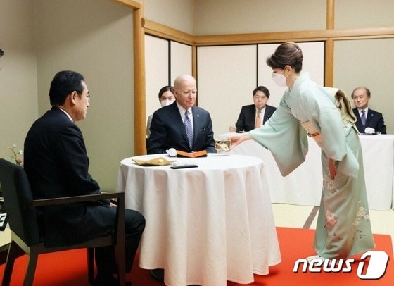 기시다 유코(오른쪽) 일본 총리 부인이 23일 오후 도쿄 고급 연회시설 핫포엔에서 방일한 조 바이든(가운데) 미국 대통령에게 차를 대접하고 있다. 맨 오른쪽에는 기시다 후미오 일본 총리가 앉아 있다. 2022.05.23 (일본 내각 홍보실 제공) © 뉴스1