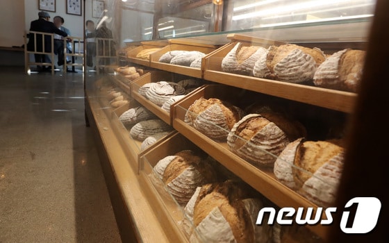 24일 서울의 한 제과점에 빵이 진열되어 있다. <자료 사진>  2022.5.24/뉴스1 © News1 이동해 기자