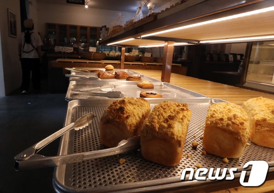 24일 서울의 한 제과점에 빵이 진열되어 있다. 2022.5.24/뉴스1 © News1 이동해 기자