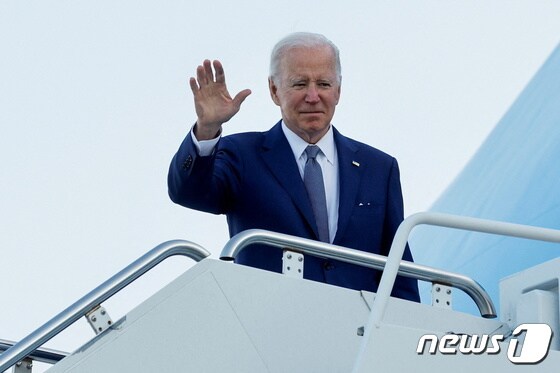 조 바이든 미국 대통령이 2022년 5월24일 일본 요코타 공군기지에서 귀국길에 오르기 위해 에어포스원에 탑승하고 있다. © 로이터=뉴스1 © News1 김현 특파원
