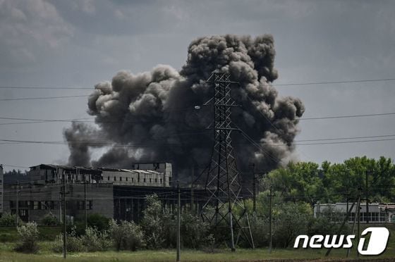 24일(현지시간) 우크라이나 돈바스의 솔레다르에서 러시아 군의 포격을 받은 공장에서 연기가 먼지가 솟아오르고 있다. © AFP=뉴스1 © News1 우동명 기자