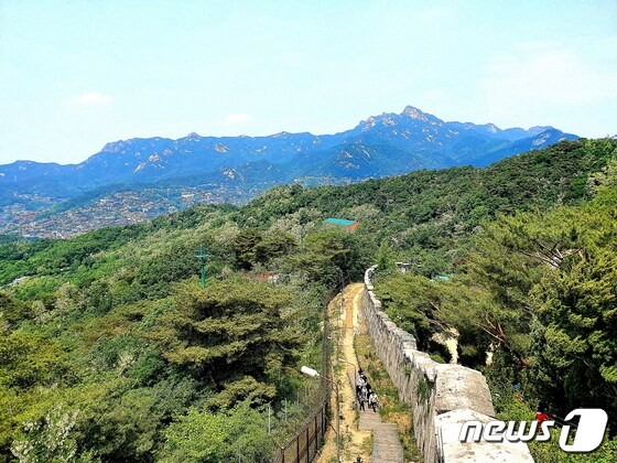 청운대 데크 전망대에서 바라본 한양도성 성곽과 북한산. 오른쪽 가장 높은 봉우리는 보현봉 © 뉴스1
