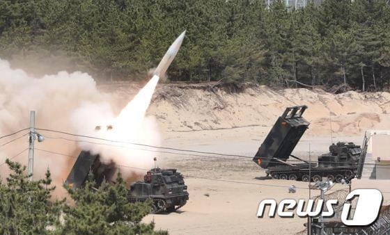 주한미군이 운용하는 '에이태큼스'(ATACMS) 지대지미사일 발사. (합동참모본부 제공) 2022.5.25/뉴스1