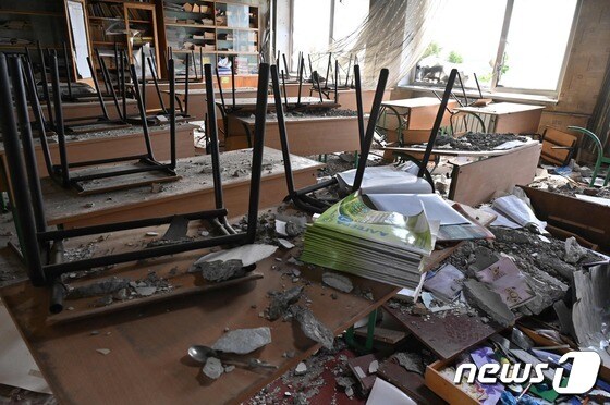 25일 (현지시간) 우크라이나 하르키우 인근에서 러시아 군의 포격을 받아 아수라장 된 학교 교실의 내부가 보인다. © AFP=뉴스1 © News1 우동명 기자