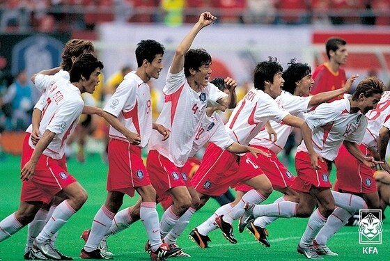 2002년 한일 월드컵에서 스페인과의 승부차기서 승리한 태극전사들이 환호하고 있다.  (대한축구협회 제공) © 뉴스1