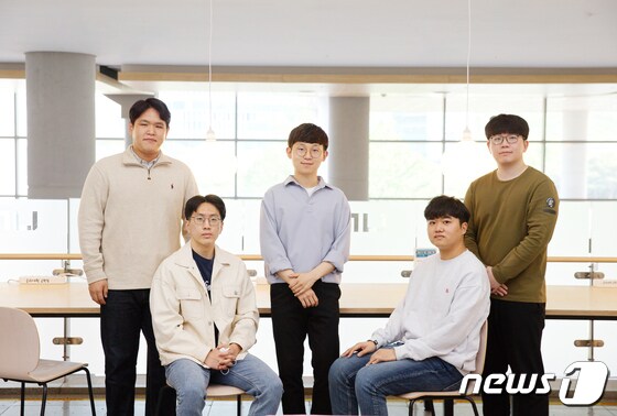 왼쪽부터 김하열, 전홍령, 김태경, 서은혁(제1저자), 이민식.(UNIST 제공)© 뉴스1