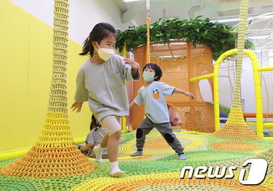 서울 종로구 혜화동에 마련된 서울형 키즈카페 1호점에서 어린이들이 신나게 뛰어놀고 있다. (뉴스1DB) © News1 신웅수 기자