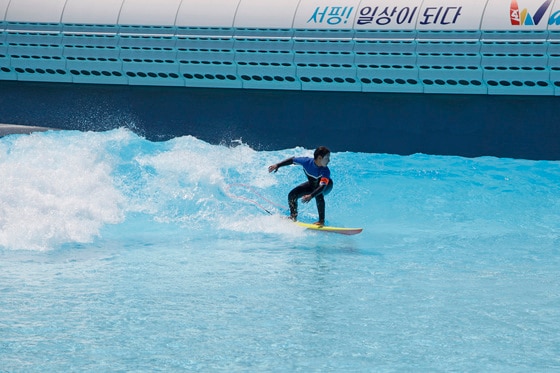 웨이브파크 리프존에서 서핑을 즐기는 서퍼(한국관광공사 제공)© News1